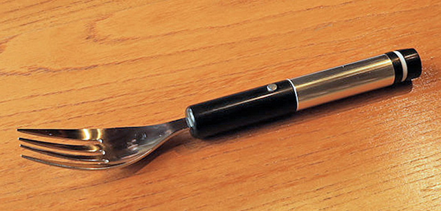 Une fourchette électrique qui donne l'impression de manger salé