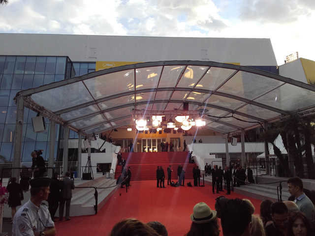 Instantané de Cannes : Le calme du tapis rouge avant les montées des marches