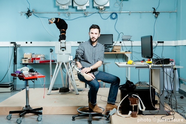 Nathanael JARRASSE, chercheur a l' Institut des Systemes Intelligents et de Robotique, Universite Pierre et Marie Curie, Paris. Copyright Julien Faure Droits cedes pour utilisation sur le site web de Nathanaël Jarrassé, pour 3 ans (jusqu'en mars 2022) n'inclut pas: redistribution presse, communication externe interne, publicité. Toute autre utilisation contacter l'auteur